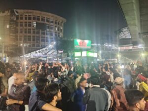 Bangladesh News: হাদি হত্যার তদন্ত জাতিসংঘের কাছে সপে দেওয়ার দাবিতে উত্তাল ঢাকা।পুলিশের গ্রেনেড-টিয়ারশেল নিক্ষেপ, আহত অর্ধশত।<br>