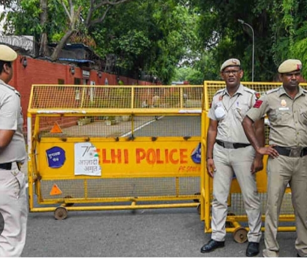 Delhi News: দেশের রাজধানীতে বোমা বিস্ফোরণে ভুয়ো ই-মেইল। তদন্তে দিল্লি পুলিশ।