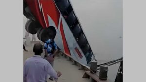 Bangladesh News: বাংলাদেশে পদ্মায় বাস ডুবি মৃত -২, উদ্ধার ১১ জন, নিখোঁজ ২১।