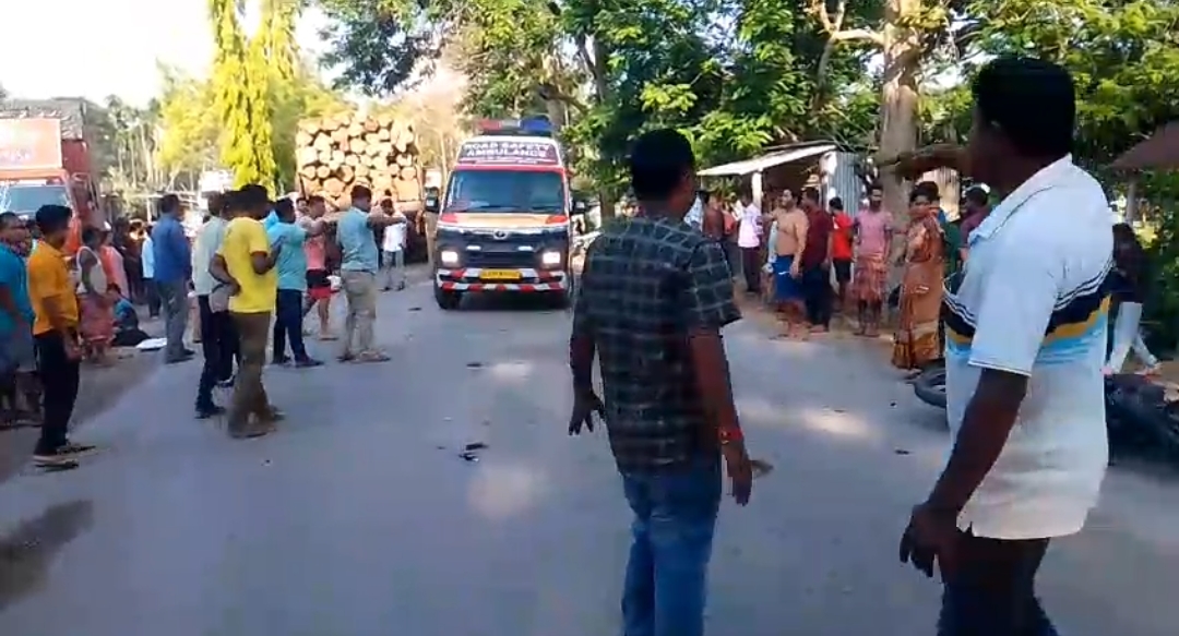 Tripura News: কাঠের লগ বোঝাই গাড়ির সঙ্গে দুই বাইকের সংঘর্ষ। জখম দুই বাইক চালক।