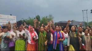 Tripura News: মথার অভিযুক্ত কর্মীকে বিনা শর্তে মুক্তির দাবিতে দুইটি সড়ক অবরোধ। উত্তেজনা বেহেলা বাড়িতে।