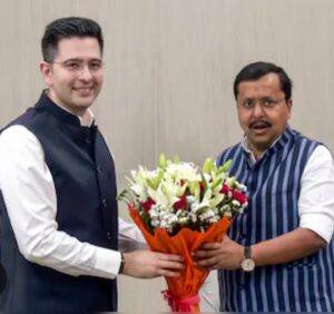 Indian Politics: বড় ধাক্কা কেজলিওয়ালের সংসারে। দল ছাড়লেন চাড্ডা সহ সাত সাংসদ।