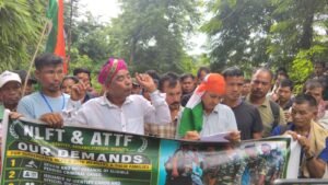 Tripura News: পুলিশের ভয়ে জাতীয় সড়ক অবরোধ করার দুঃসাহস দেখাতে পারে নি প্রাক্তন বৈরীরা।
