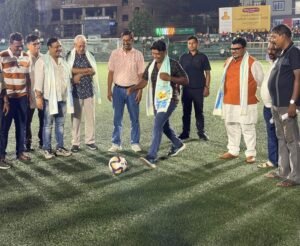 Sports News: বলে কিক দিয়ে প্রথম ডিভিশন ফুটবল লিগের উদ্বোধন করলেন রাজ্য ফুটবলের প্রাক্তন অধিনায়ক রাজীব ঘোষ।