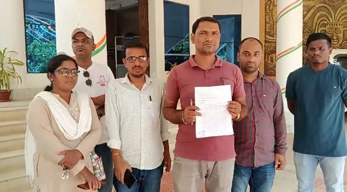Tripura News: খোয়াইয়ে ডিএম-র মাধ্যমে মুখ্যমন্ত্রীর উদ্দেশ্যে বাম যুবাদের স্মারকলিপি প্রদান।