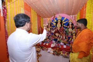 Durga Puja: রাজ্য জুড়ে শুরু দুর্গোৎসবের মহাসমারোহ।সপ্তমীর রাতে&nbsp; রাজধানী মণ্ডপে মণ্ডপে দর্শনার্থীদের ঢল।