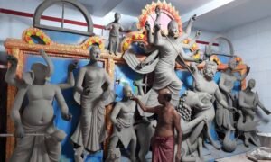 Bangladesh Durgapuja:&nbsp; বাংলাদেশেও মাটির প্রতিমায় ফুটছে দেবীর রূপ। ৩৩ হাজার ৮৫১টি মণ্ডপে আসবেন পূজিত হবেন মা দুর্গা।